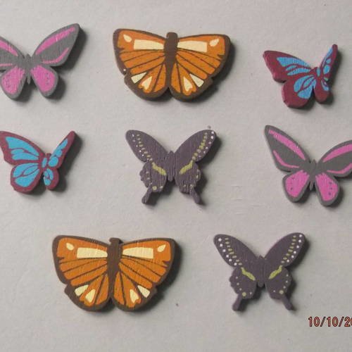 1 lot de 8 embellissements en bois peint  des papillons tailles variée 