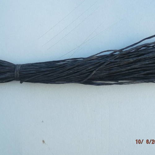 Raphia naturel de couleur noir écheveau de 18 mètres 