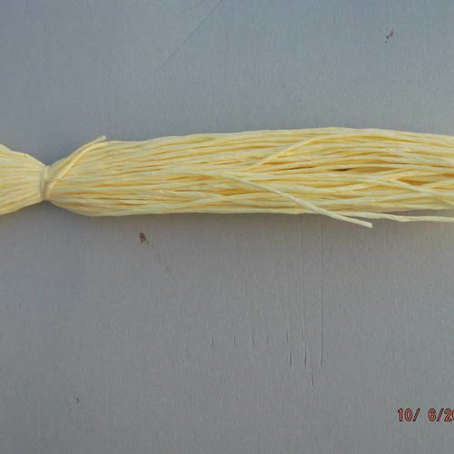 Raphia naturel de couleur jaune écheveau de 18 mètres 