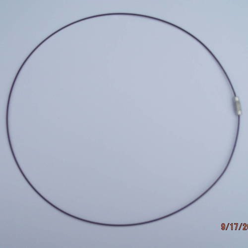 1 collier fil d'acier violet foncé ciselé fermoir à vis 47 cm