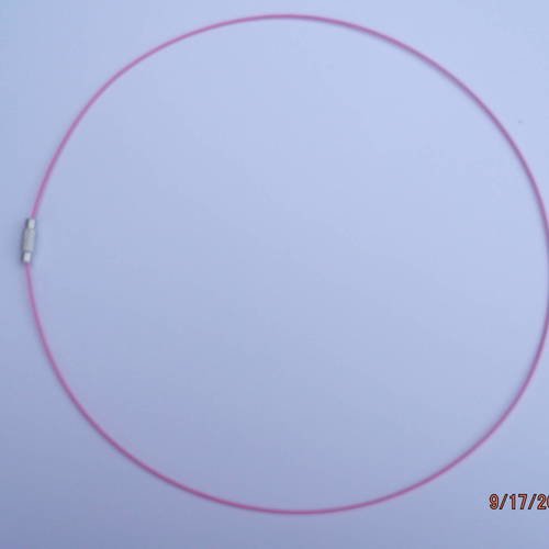 1 collier fil d acier rose ciselé fermoir a vis 47 cm 