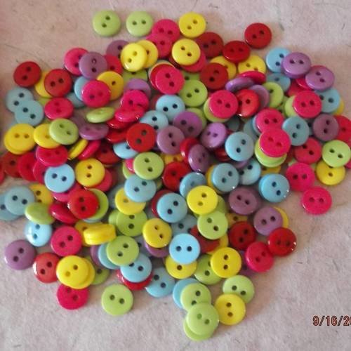 Lot de 10 boutons multicolores acrylique scrapbooking 9 mm 
