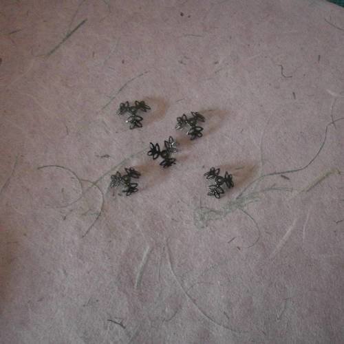 Lot de 10 perles coupelles 3 fleurs couleur bronze 14 x 14 mm 