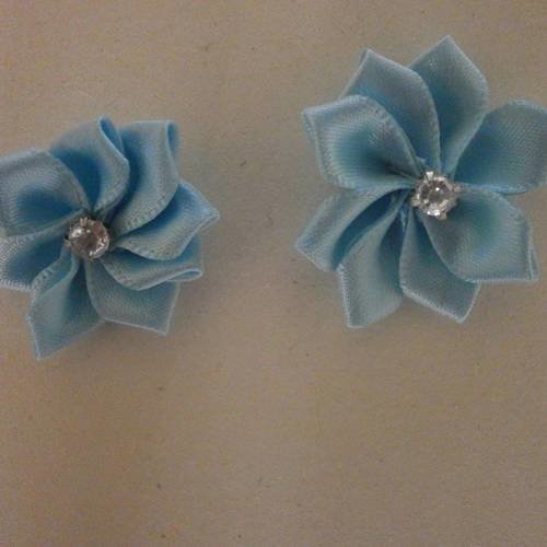 Lot de 2 fleurs en ruban satin bleu avec strass 