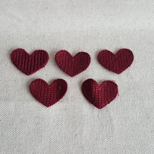 Coeurs en tricot bordeaux