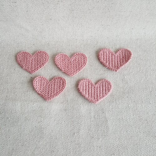 Coeurs en tricot rose pâle