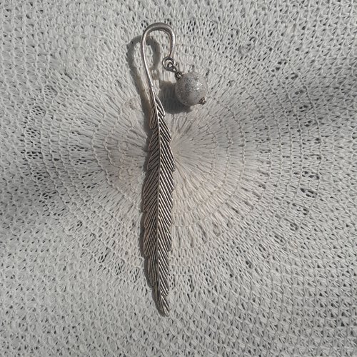 Marque page artisanal avec une perle argenté paillettes