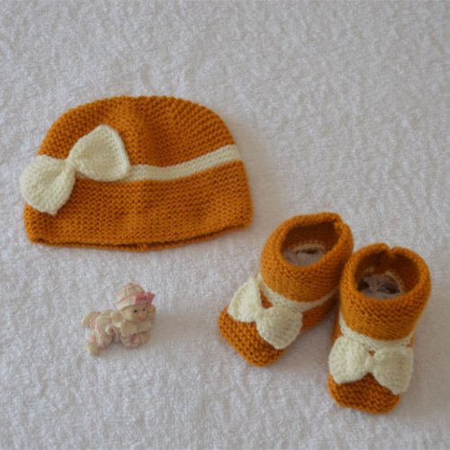 Joli ensemble laine bonnet béguin + chaussons camel/écru pour petite fille 0/3 mois