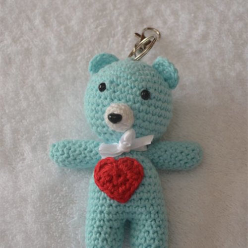 Porte-clé ou bijou de sac "petit ours avec un coeur rouge" amigurimi coton