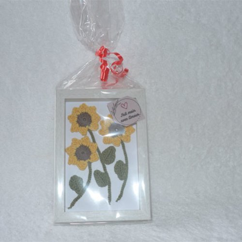 Joli cadre blanc "les 3 tournesols" en coton neuf dimension : 16.8 x 11.8 cm