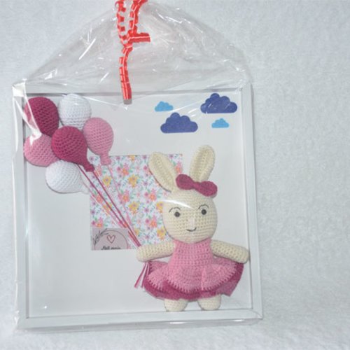 Joli cadre blanc "petit lapin amigurimi" en coton neuf dimension : 25x25 cm