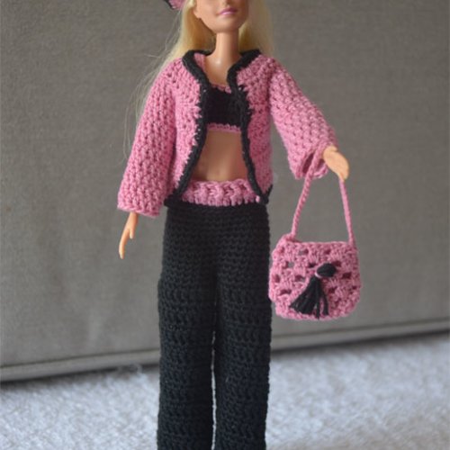 Barbie en ensemble noir et rose