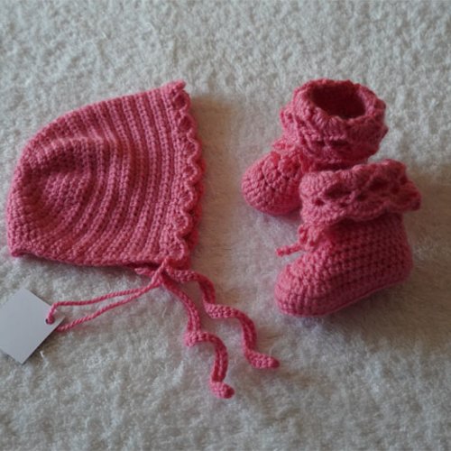 Ensemble rose en lainage neuf : bonnet béguin + chaussons pour fille 0/3 mois