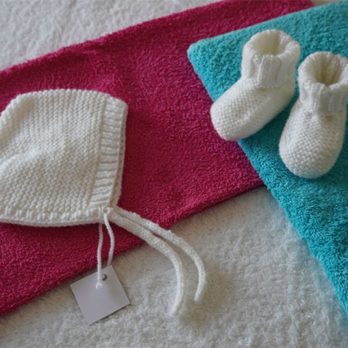 Ensemble blanc en lainage neuf : bonnet béguin + chaussons pour bébé 0/3 mois