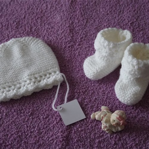 Joli ensemble blanc 0/3 mois neuf : bonnet + chaussons