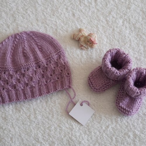 Joli ensemble mauve neuf 0/3 mois : bonnet + chaussons