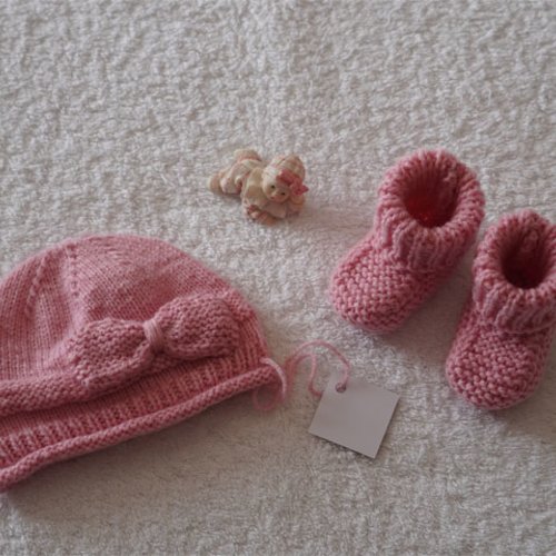 Joli ensemble rose neuf 0/3 mois : bonnet + chaussons