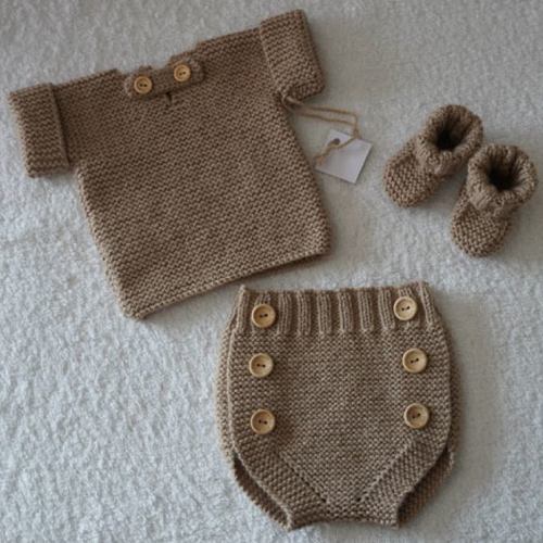 Joli ensemble beige foncé 0/3 mois neuf : culotte ou cache couche + pull + chaussons