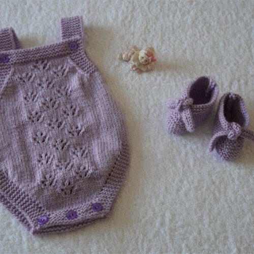 Ensemble mauve neuf fait main 0/3 mois : barboteuse + sandales