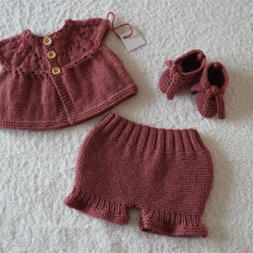 Joli ensemble rose très foncé fait main neuf 0/3 mois : bloomer + gilet + sandales