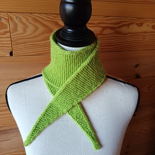 Mini écharpe vert brillant fait main