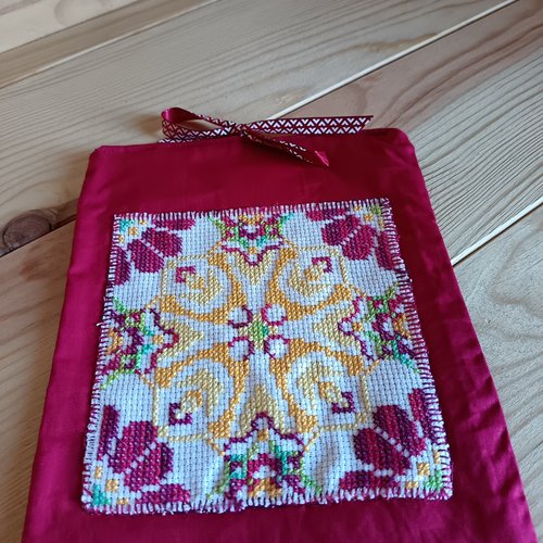 Pochette à livre brodée fait main