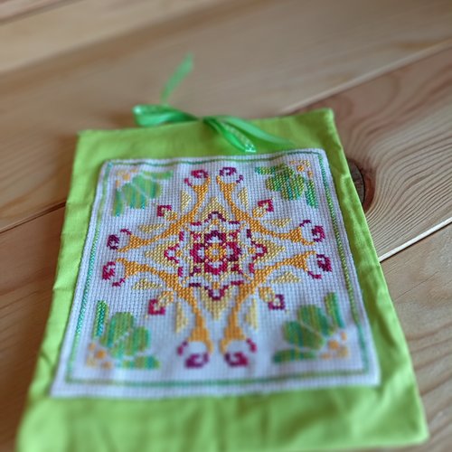 Pochette à livre ou tablette brodée fait main