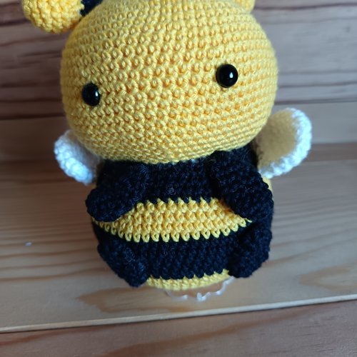 Peluche abeille crochetée - création artisanale douce et unique
