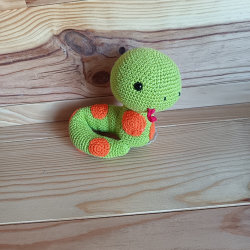 Serpent au crochet fait main - peluche artisanale colorée