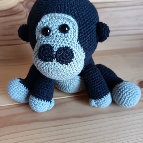 Peluche singe crocheté à la main