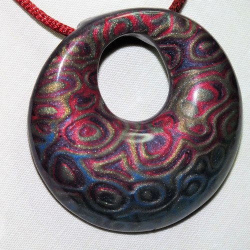 Collier donut aux reflets métallisés
