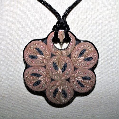Collier aux six pétales