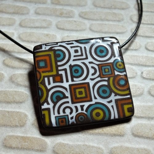 Collier aux motifs géométriques