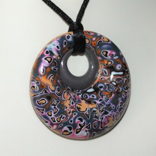 Collier avec des motifs multicolores