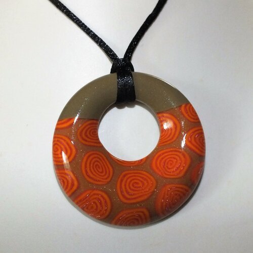Collier en forme de donut et spirales orange