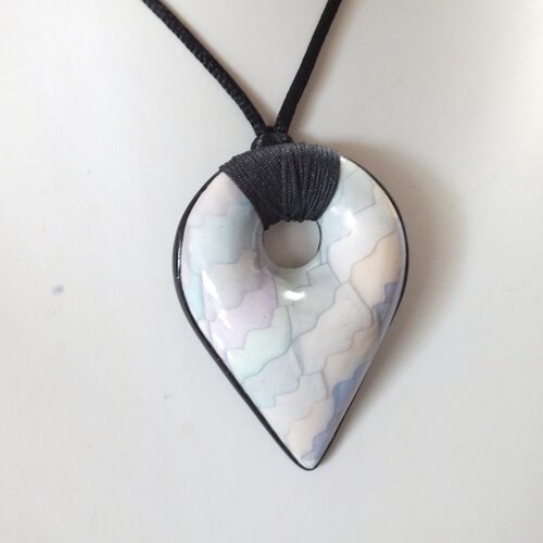 Collier goutte bombée couleurs pastelles