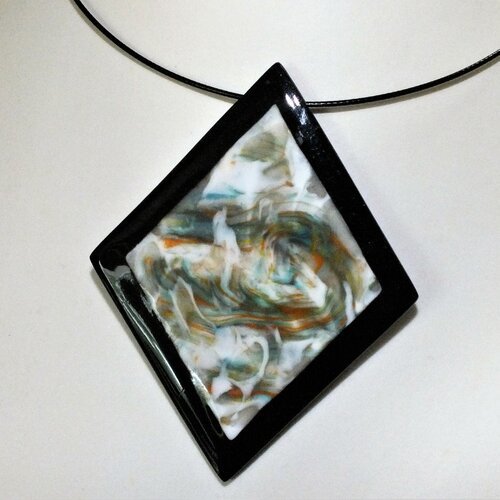 Collier en forme de losange aux motifs abstraits
