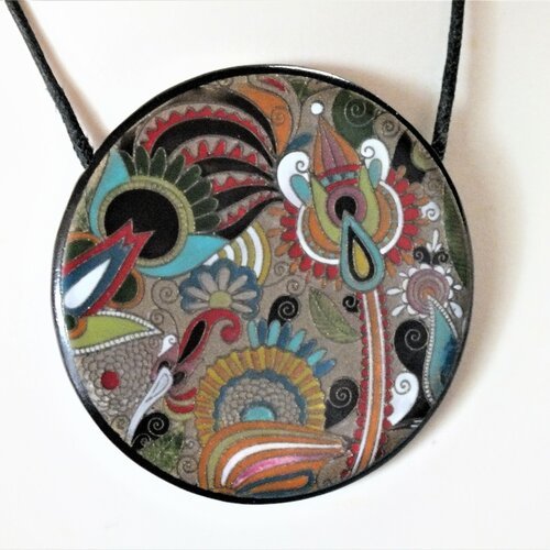Collier aux motifs arabesques colorés