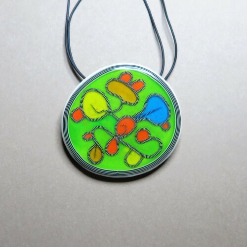 Collier avec des motifs colorés et graphiques