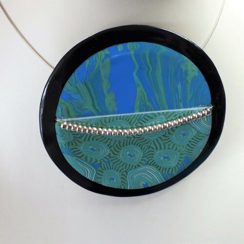 Collier avec ligne de perles argentées