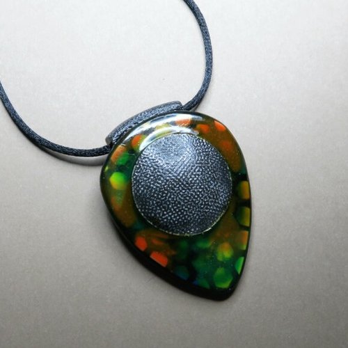 Collier médaillon imitation acier