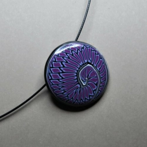 Petit collier aux motifs escargot violets