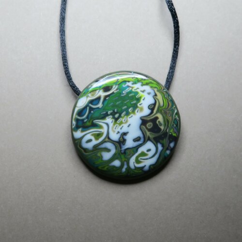 Pendentif avec des motifs verts et blancs