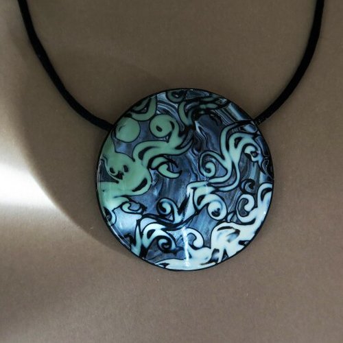 Collier aux arabesques bleu et bleu noir