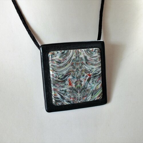 Collier carré avec motif appliqué