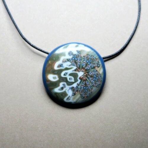 Petit pendentif avec des multi points bleus