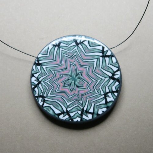 Collier avec motif étoile éclatée