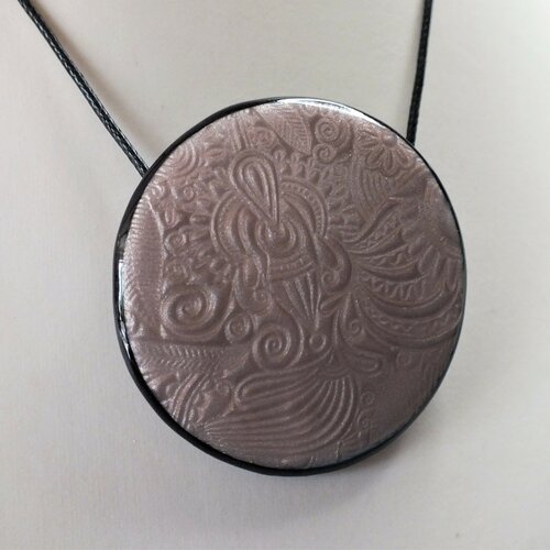Collier irisé doré avec motifs faux reliefs