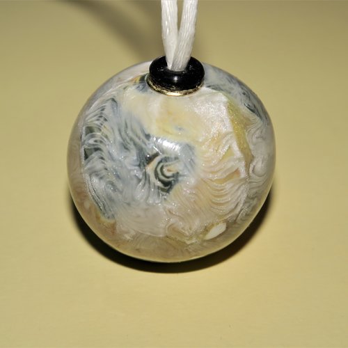 Boule pendentif noire et blanche nervurée