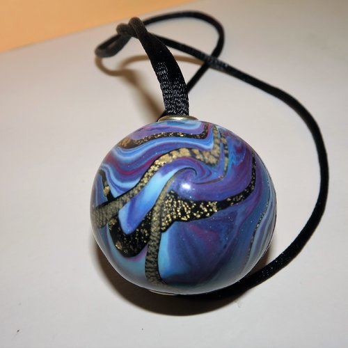 Boule pendentif violet et or